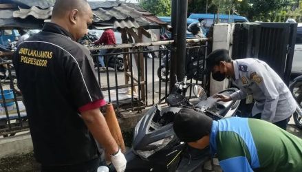Petugas sedang mengevakuasi RN yang tewas tertabrak truk BBM Jalan Raya Dramaga. Foto : Ist