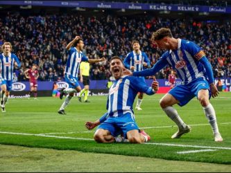 Selebrasi skuad Espanyol usai menang 2-1 dari Atletico Madrid. Foto : Ist