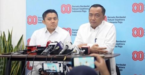 Mensesneg Prasetyo Hadi (kanan) k9nferensi pers di Istaba. Foto : Ist