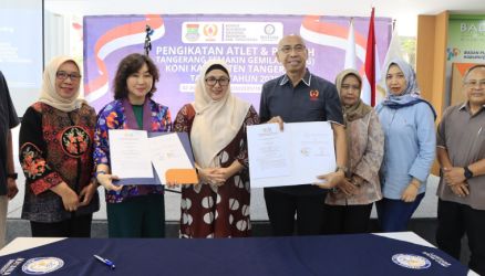 Wakil Bupati (Wabup) Tangerang, Intan Nurul Hikmah (ketiga dari kiri) saat menghadiri penandatanganan Memorandum of Understanding (MoU) antara Universitas Matana dan Komite Olahraga Nasional Indonesia (KONI) Kabupaten Tangerang di Aula Kampus Matana Gading Serpong, Kecamatan Kelapa Dua pada Sabtu (2/8).