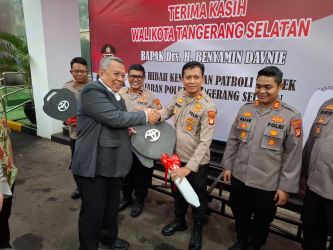 Wali Kota Tangsel, Benyamin Davnie saat menyerahkan hibah mobil ke Polres Tangsel, Kamis (14/8).