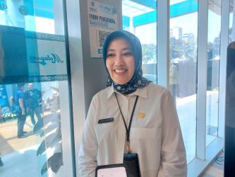 Sekretaris Bapenda Tangsel, Rahayu Sayekti saat menjelaskan capaian penerimaan PKB dan BBNKB di Serpong, Selasa (12/8)