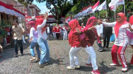 Lomba joget balon dalam rangka 17 Agustus. Foto : Ist