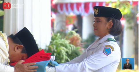Presiden Prabowo saat memcium bendera pusaka. Foto : Ist
