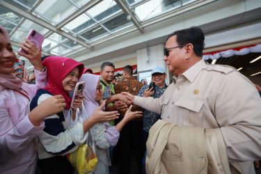 Presiden Prabowo bersama penumpang Whoosh. Foto : Ist