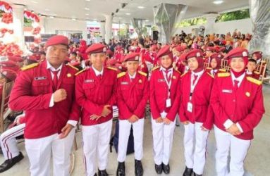 Siswa Sekolah Rakyat tampil gagah dengan Jas Almamater dan Baret. Foto : Ist