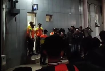 Sempat terjadi keributan antara Petugas dan penumpang di Stasiun Parung Panjang akibat adanya rekayasa perjalanan KRL. Foto : Ist