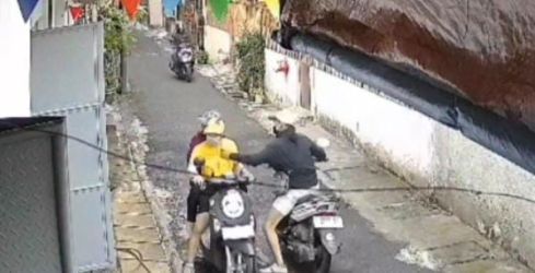 Tangkapan cctv saat penjambret berhasil mencopet kalung pengemudi motor di kawasan Tambora. Foto : Ist
