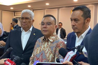 Wakil Ketua DPR Sufmi Dasco (tengah) saat memberikan keterangan pers. Foto : Ist