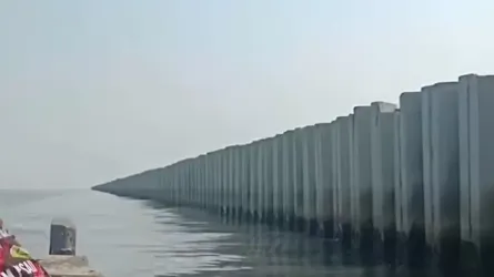 Pagar laut di pesisir Cilincing. Foto : Ist