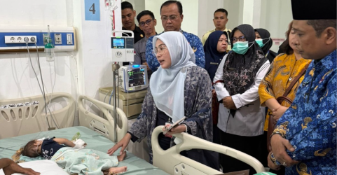Utusan Menko PMK saat mengunjungi pasien cacingan di RS di Bengkulu. Foto : Ist