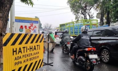 Pekerjaan pipa air di Jln Ciputat arah Lebsk Bulus. Foto : Ist