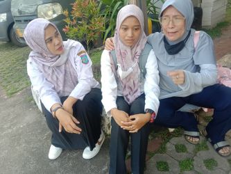 Elfira Dwi Rahmawati (tengah) guru Buaran 2, yang rumahnya ikut kebakar. Elfira akan melangsungkan pernikahan Sabtu (6/9). (Ist)