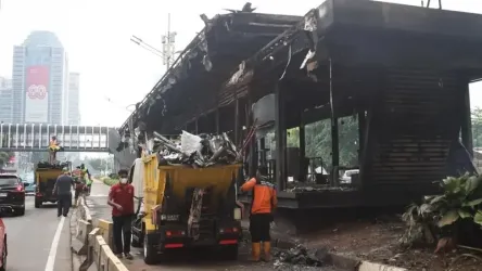 Petugas DLH Jakarta mengangkut sampah dampak Demo. Foto : Ist