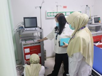 Tim Monitoring Rumah Sakit Dinas Kesehatan (Dinkes) Kabupaten Tangerang pada Rabu (17/9), tengah mengecek peralatan medis di Rumah Sakit Umum Daerah (RSUD) Tigaraksa.