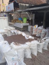 Warga Cempaka Putih mengeluhkan dampak galian yang tidak terurus dengan baik.