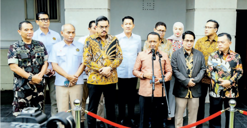 Menteri Energi dan Sumber Daya Mineral (ESDM) Bahlil Lahadalia (ketiga kanan) saat memberikan keterangan pers hasil rapat Tim Gabungan Penanganan Sumur Minyak Masyarakat di kantor Kementerian ESDM. Foto : Ist