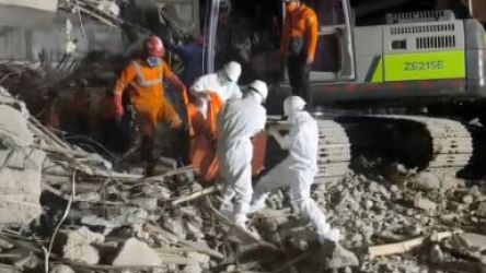 Tim SAR sedang mengevakuasi korban runtuknya Mushola Al Khoziny. Foto : Ist