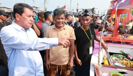 Bupati Tangerang, Moch Maesyal Rasyid, saat menghadiri pesta laut atau nadran.