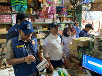 Pemkot Tangsel dan Bea Cukai saat melakukan pengawasan peredaran rokok ilegal di area Pasar Ciputat, Selasa (28/10). (tangselpos.id/rmn)
