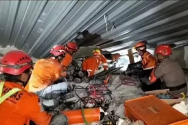 Tim Basarnas sedang melakukan pencarian korban. Foto : Ist
