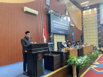 Ketua Fraksi Gerindra, Jojon Suhendar Andari saat menyampaikan pandangan umum fraksi dalam rapat paripurna dengan agenda pemandangan umum fraksi-fraksi terhadap pengantar nota keuangan Raperda APBD TA 2026, di Gedung DPRD Pandeglang, Selasa (28/10/2025).(Istimewa)
