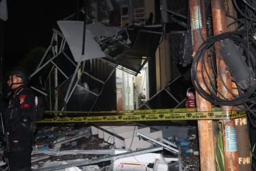 Dampak ledakan yang terjadi di salah satu gedung farmasi di wilayah Pondok Aren, Kamis (9/10).
