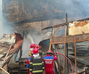 Kebakaran gudang dekorasi di Pondok Aren terbakar. Foto : Ist