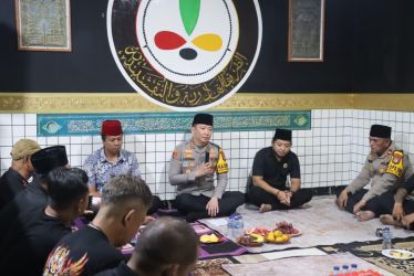 Kapolres Tamgsel AKBP Victor Inkiriwang saat bersilaturahmi dengan BPPKB Kelurahan Rawabuntu, Kecamatan Serpong.