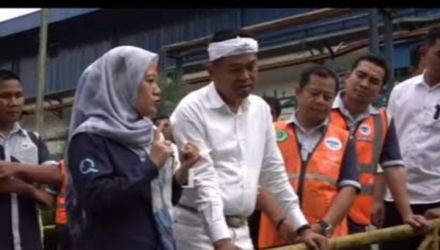 Gubernur Jabar Dedi Mulyadi saat meninjau pabrik Aqua di Subang. Foto : Ist