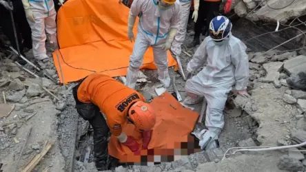 Tim SAR sedang mengevakuasi korban reruntuhan. Foto : Ist