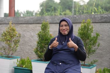Maria Sudilaksana Mega (42), relawan di SPPG Khusus Tangerang Selatan. Foto : Tim Media Presiden