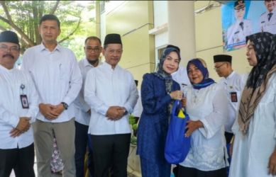 Bupati Serang Ratu Zakiyah didampingi Wakil Bupati Serang Muhammad Najib Hamas dan Sekretaris Daerah (Sekda), Zaldi Dhuhana saat memberikan sembako. Foto : Ist