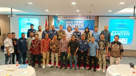 Nampak Ketua terpilih  JMSI banten beserta jajaran berfoto bersama dengan pengurus cabang. Foto : Ist