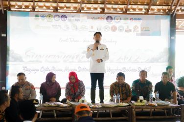 Wabup Pandeglang, Iing Andri Supriadi sedang memberikan sambutan di acara Sinyonya Festival 2025, di Mina Agro Wisata Bukit Sinyonya, Desa Bandung Kecamatan Banjar, Kamis (30/10)