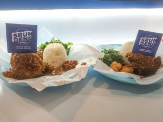 Menu Juragan di Srundeng Dong, paket komplit dengan tambahan cimplung dua potong yang bisa dinikmati gratis hingga 10 Oktober 2025. (tangselpos.id/lim)