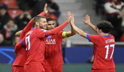 Selebrasi skuad PSG usai menang Bayer Leverkusen 7-2. Foto : Ist