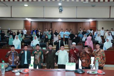 Ketua DPRD Abdul Rasyid dan Anggota Fraksi PKB Ahmad Andi Wibowo, usai membuka Sekolah Legislator Santri di Gedung DPRD Tangsel.