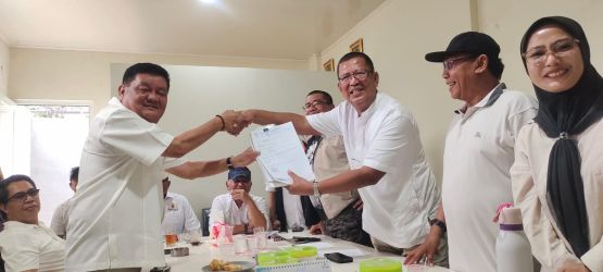Arnovi (kiri) menyerahkan berkas pendaftaran ke panitia Mukota IV Kadin Tangsel.
