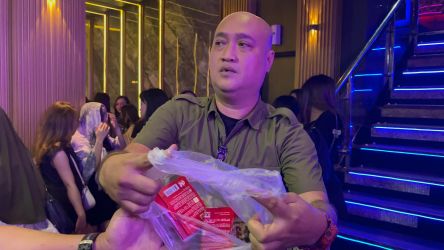 Petugas Satpol PP saat merazia salah satu tempat hiburan malam di kawasan Serpong, Kamis (16/10).