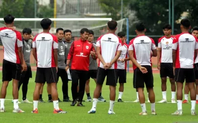 Indra Sjafri dan skuad Garuda Muda. Foto : Ist