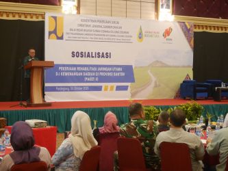 Kepala BBWSC3, Dedi Yudha Lesmana, menyampaikan sambutan dalam acara sosialisasi Pelaksanaan Rehabilitasi Jaringan Utama DI Kewenangan Daerah di Provinsi Banten Paket II, di Ballroom Hotel Horison Altama Pandeglang, Jumat (3/10/2025).(Ari Supriadi/tangselpos.id)