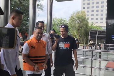 Gubernur Riau Abdul Wahid kenakan rompi dari KPK. Foto : Ist