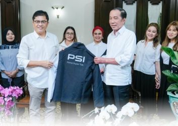 Mantan Presiden Jokowi saat menerima jaket PSI. Foto : Ist