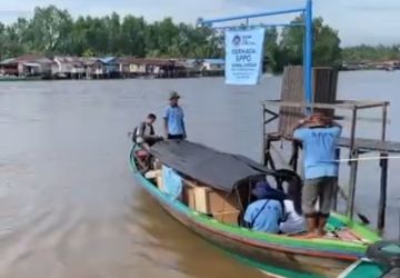 Relawan SPPG saat mengantarkan MBG ke daerak Kepulauan di KalSel. Foto : Tim Media Presiden