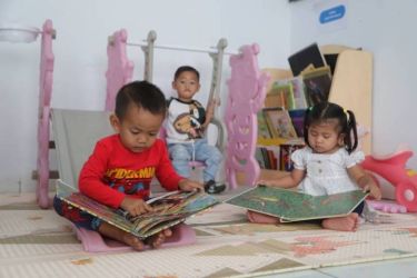 Seorang anak sedang membaca di salah satu Posyandu di Kota Tangerang. Ilustrasi