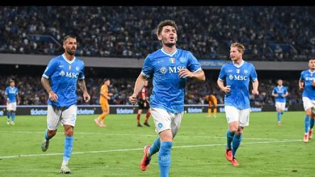 Selebrasi skuad Napoli usai menang 3-1 dari Atalanta. Foto : Ist