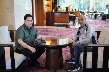 Ketum PSSI Erick Thohir dan Nova Arianto pelatih Timnas U-20. Foto : Ist