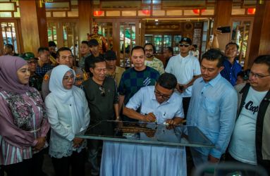 Gubernur Banten menandatangani prasasti peresmian Pulau Lima Resort, disaksikan jajaran pejabat dan perwakilan pengelola, Sabtu (29/11/2025). (Ist)