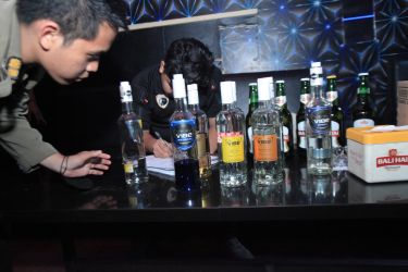 Ratusan botol minuman keras (miras) ilegal disita dari dua lokasi berbeda di wilayah Serpong Utara, Selasa (04/11/2025). (Ist)